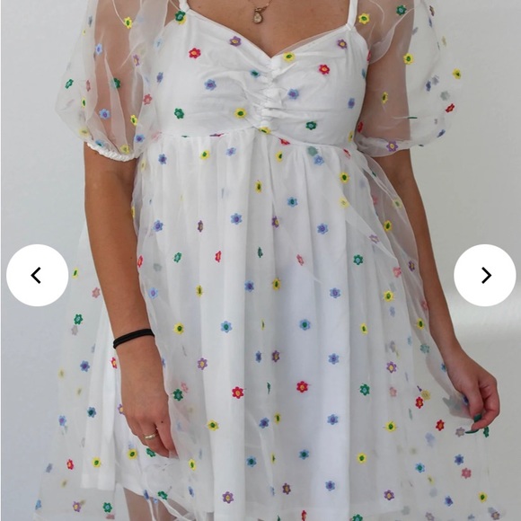 WHITE FLOWER DRESS - Picture 1 of 3